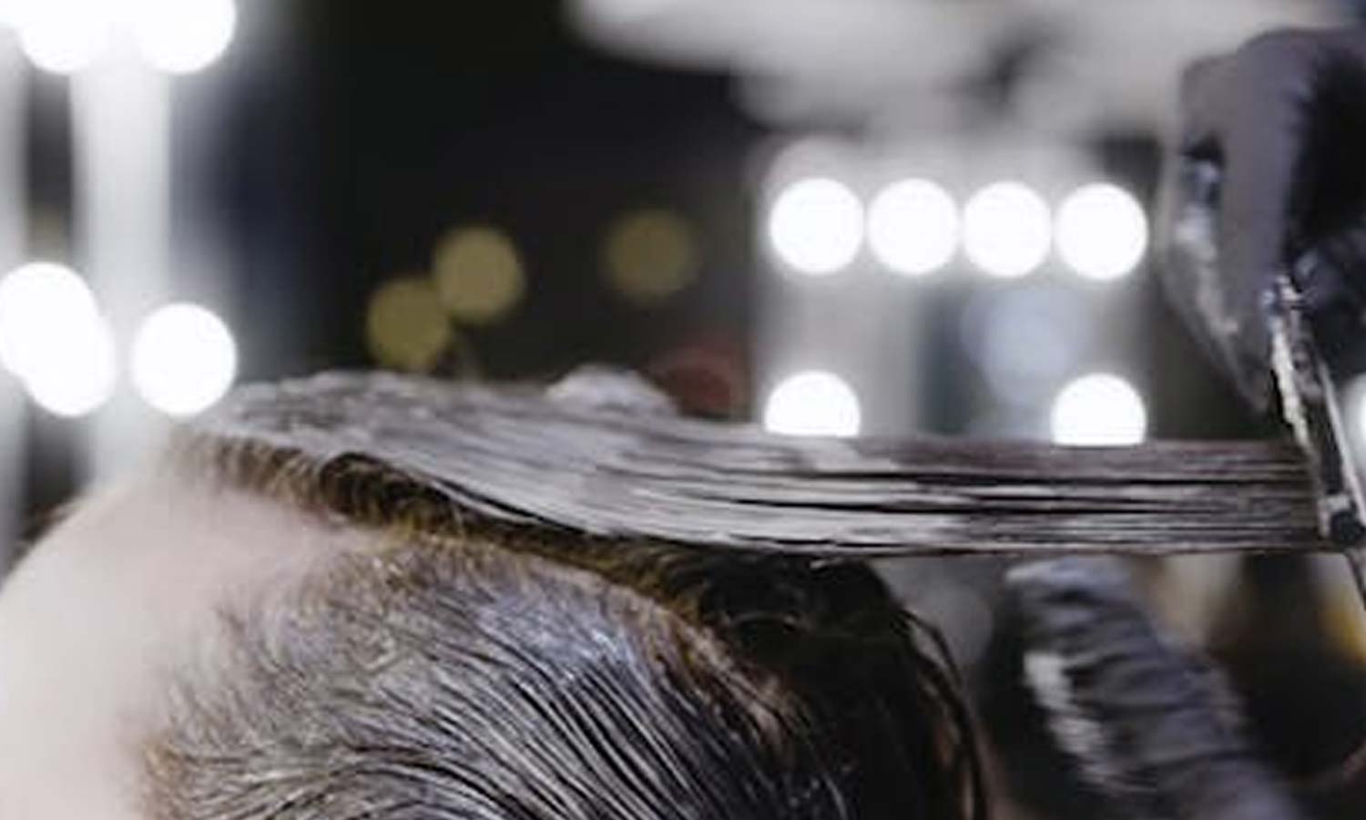 கணவன் முன்பு அழகாக தோன்ற முடிவு- பியூட்டி பார்லரில் எண்ணெய் தடவியதும் கையோடு வந்த தலைமுடி