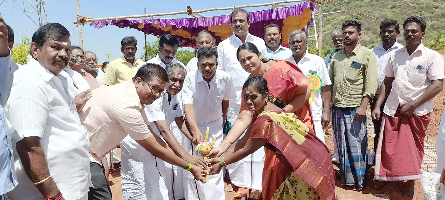 புதிய ஜல்லிக்கட்டு மைதானத்திற்கு தார்சாலை அமைக்கும் பணி-வெங்கடேசன் எம்.எல்.ஏ.