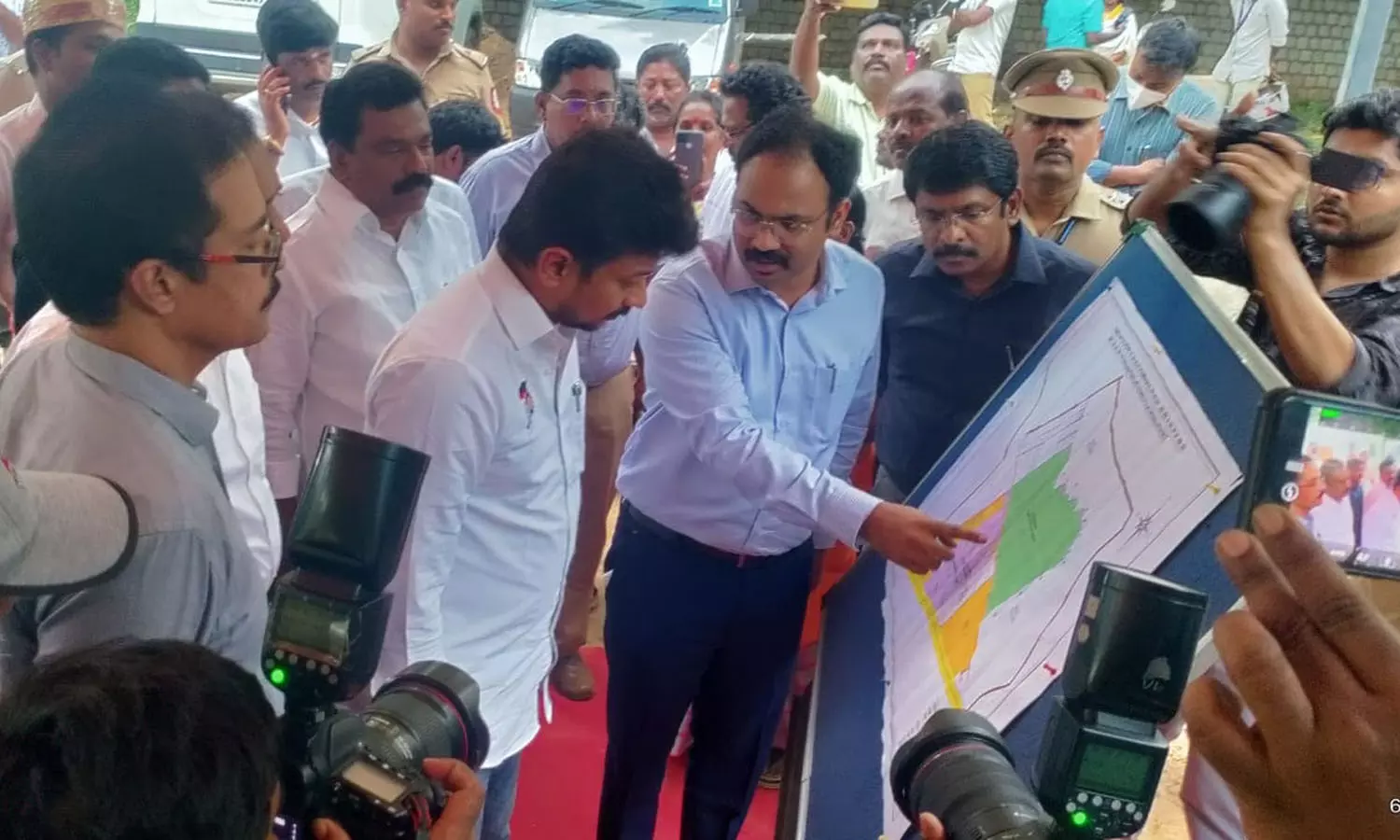 மினி ஒலிம்பியாட் அமைக்க அரசு நிலம்- அமைச்சர் உதயநிதி ஸ்டாலின் ஆய்வு மினி ஒலிம்பியாட் அமைக்க அரசு நிலம்- அமைச்சர் உதயநிதி ஸ்டாலின் ஆய்வு