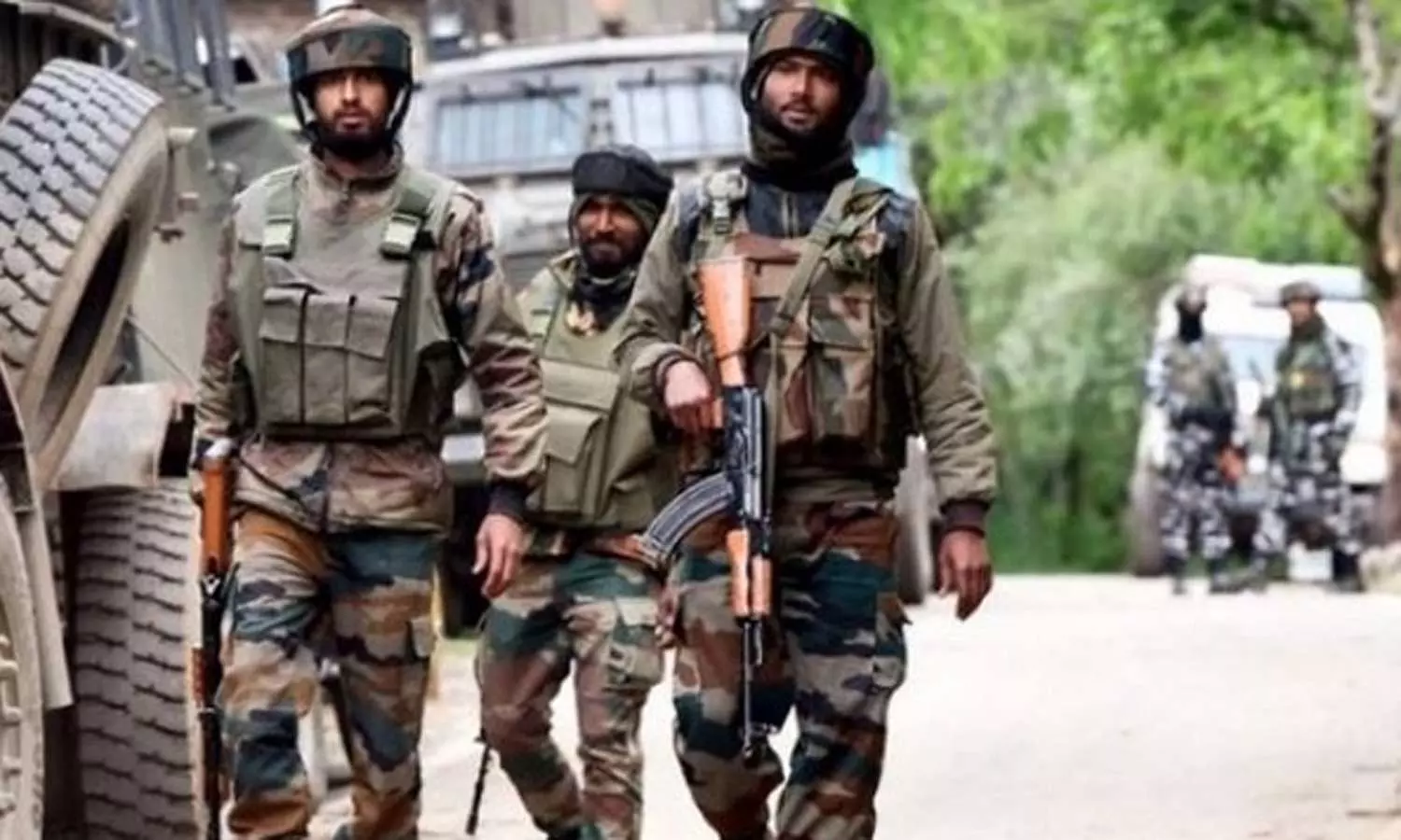 காஷ்மீரில் பயங்கரவாதிகளுடன் நடந்த துப்பாக்கி சண்டை - 3 ராணுவ வீரர்கள் வீரமரணம் காஷ்மீரில் பயங்கரவாதிகளுடன் நடந்த துப்பாக்கி சண்டை - 3 ராணுவ வீரர்கள் வீரமரணம்