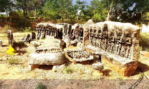 காண்டூர் கால்வாய் அருகே திறந்த வெளியில் கிடக்கும் தளி எத்தலப்ப நாயக்கர் சிலைகள்