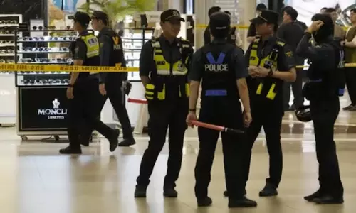 தென்கொரியாவில் பொதுமக்கள் மீது காரை ஏற்றி கத்தியால் குத்திய வாலிபர்- 14 பேர் படுகாயம்