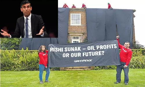 இங்கிலாந்து பிரதமர் ரிஷி சுனக் வீட்டை கறுப்பு துணியால் மூடி போராட்டம்
