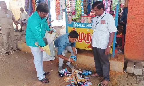 திண்டுக்கல் பஸ் நிலையத்தில் தடைசெய்யப்பட்ட புகையிலைப்பொருட்கள் பறிமுதல் - கடைகளுக்கு அபராதம்