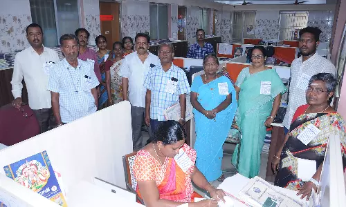 திண்டுக்கல்லில் கோரிக்கை அட்டை அணிந்து பணியாற்றிய மாநகராட்சி ஊழியர்கள்