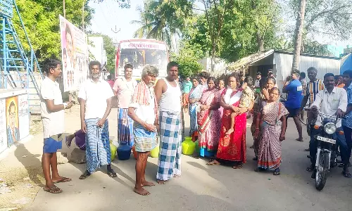 குடிநீர் கேட்டு காலி குடங்களுடன் பொதுமக்கள் சாலை மறியல்