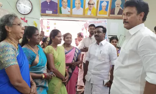 அரசு பெண்கள் பள்ளியில் கல்வித்துறை அமைச்சர் திடீர் ஆய்வு