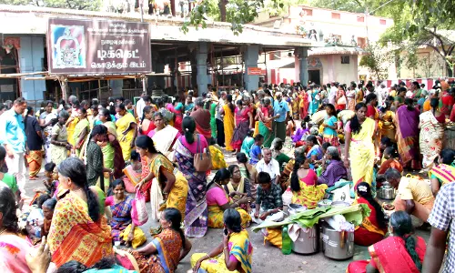 அம்மன் கோவில்களில்  பக்தர்கள் திரண்டனர்