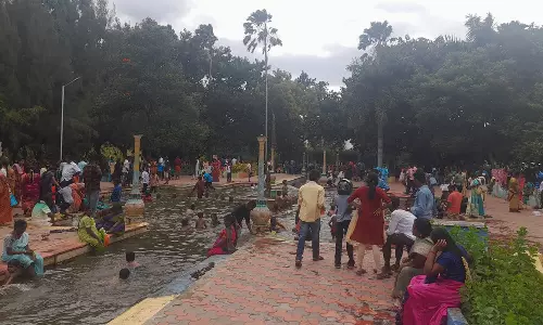 பவானிசாகர் அணை பூங்காவில் ஒரே நாளில் 18 ஆயிரம் பேர் குவிந்தனர்