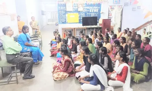 அரசு மாணவிகள் விடுதியில் கலெக்டர் ஆய்வு