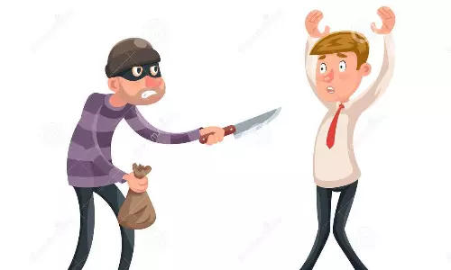 கல்லூரி மாணவர், பெண்ணிடம் வழிப்பறி