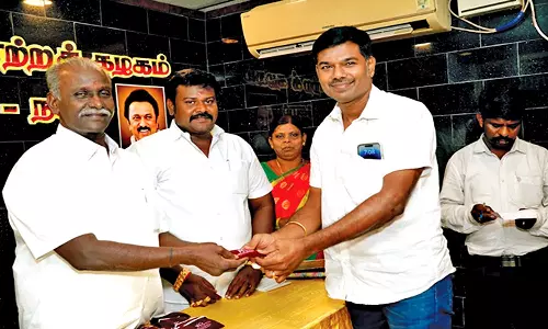 ஆறுமுகநேரியில் தி.மு.க.வில் அதிக உறுப்பினர்களை சேர்த்த 26 பேருக்கு தங்க,வெள்ளி காசு பரிசளிப்பு