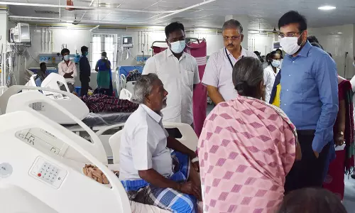 கடலூர்  அரசு தலைமை மருத்துவமனையில் கலெக்டர் திடீர் ஆய்வு: மருத்துவ சேவை குறித்து நோயாளிகளிடம் கேட்டறிந்தார்