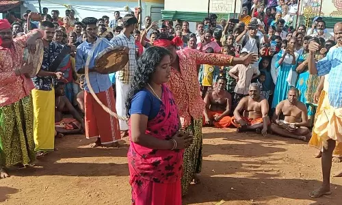 கோவில் திருவிழாவில் பூசாரியிடம் சாட்டை அடி வாங்கி, தலையில் தேங்காய் உடைத்து நேர்த்திக்கடன்