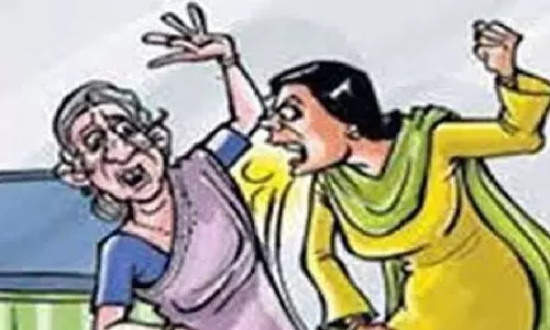 செல்போனில் ஜாடை பேசியதாக நினைத்து மாமியார் மண்டையை உடைத்த மருமகள்