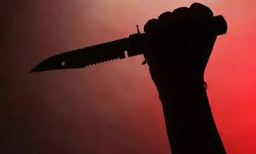 மனைவியை கத்தியால் குத்திய கணவர் தலைமறைவு