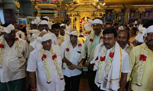 மணக்குள விநாயகர் கோவிலில் தங்க தேர்இழுத்து வழிபாடு