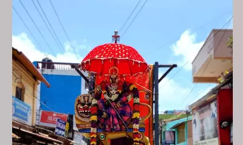 ஊட்டி மாரியம்மன் கோவிலில் அம்மன் வீதி உலா