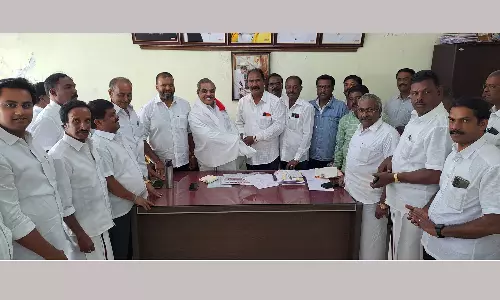 தி.மு.க. நெசவாளர் அணி புதிய நிர்வாகிகள் நீலகிரி மாவட்ட செயலாளருடன் சந்திப்பு