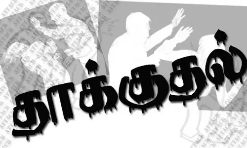 மேட்டுப்பாளையம் கோவில் அருகே மது அருந்தியவர்களை தட்டிக் கேட்ட 2 பேர் மீது தாக்குதல்