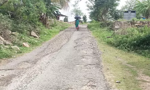 அடிப்படை வசதிகள் கிடைக்காமல் தவிக்கும் கம்மம்பட்டி ஊராட்சி கிராம மக்கள்