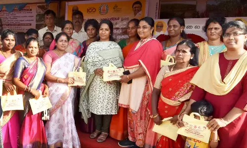 மாங்கனி கண்காட்சியில்  பொதுமக்களுக்கு ஆடிப்பட்ட காய்கறி விதைகள் விநியோகம்