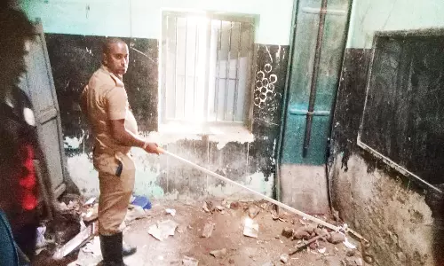 பள்ளிக்குள் புகுந்த நாக பாம்பு