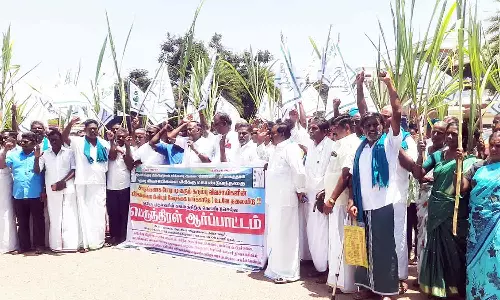 தஞ்சை கலெக்டர் அலுவலகம் முன்பு கரும்புகளை ஏந்தி விவசாயிகள் ஆர்ப்பாட்டம்