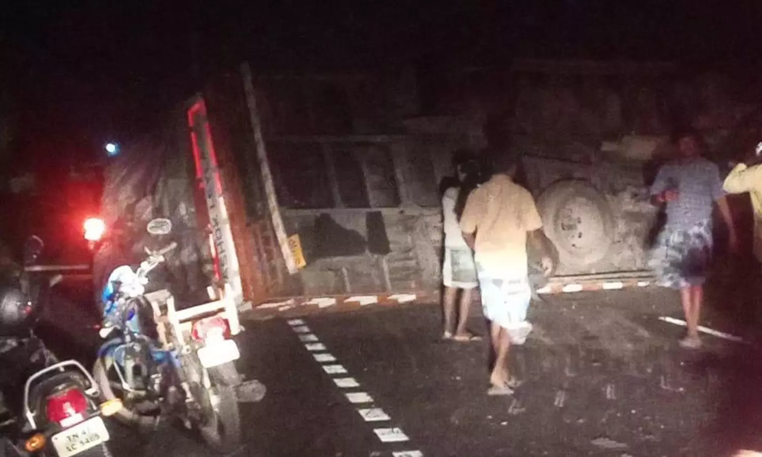 பழங்களை ஏற்றி வந்த லாரி கவிழ்ந்து விபத்து பழங்களை ஏற்றி வந்த லாரி கவிழ்ந்து விபத்து