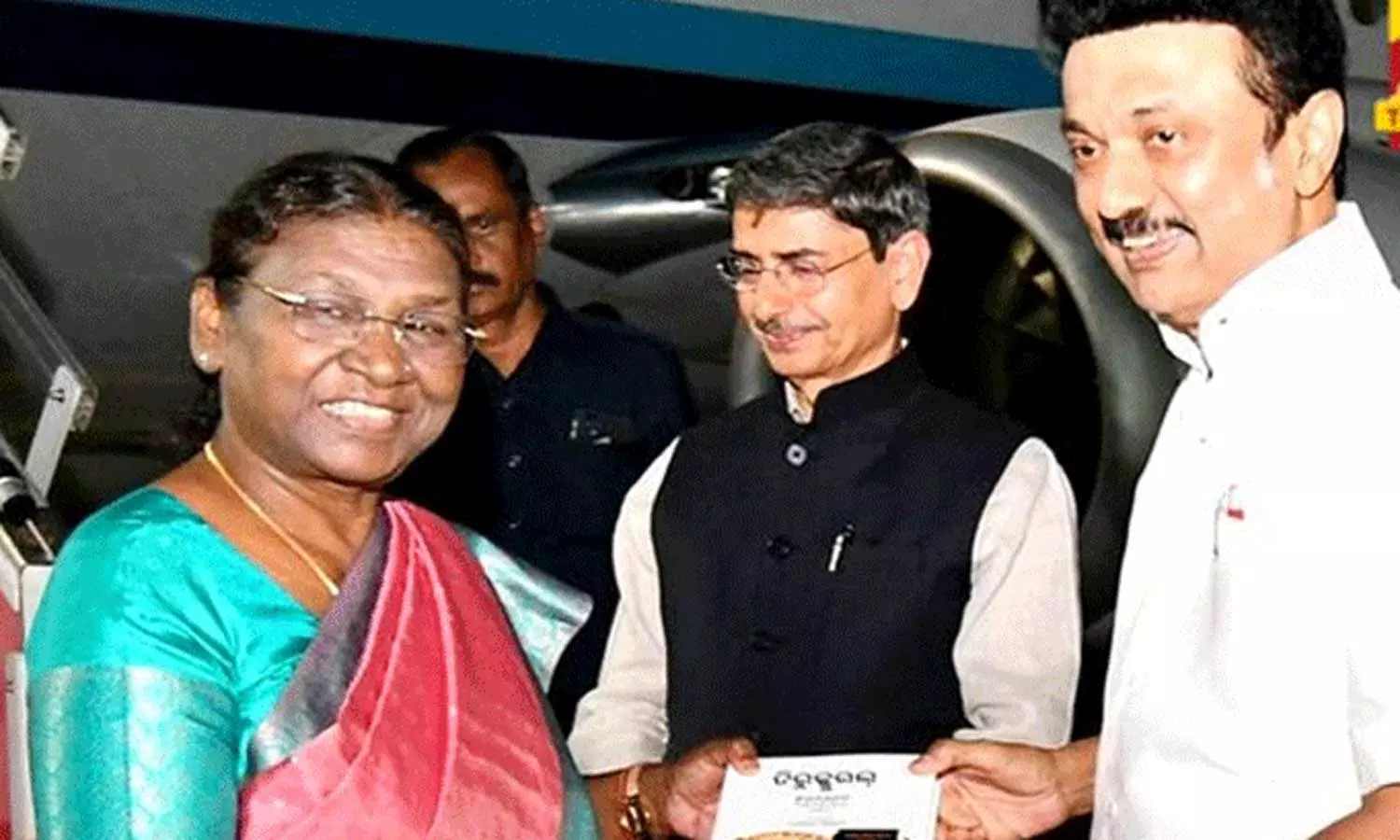 ஜனாதிபதி திரவுபதி முர்மு சென்னை வந்தடைந்தார் - திருக்குறளை பரிசாக வழங்கிய முதல்வர் ஸ்டாலின் ஜனாதிபதி திரவுபதி முர்மு சென்னை வந்தடைந்தார் - திருக்குறளை பரிசாக வழங்கிய முதல்வர் ஸ்டாலின்