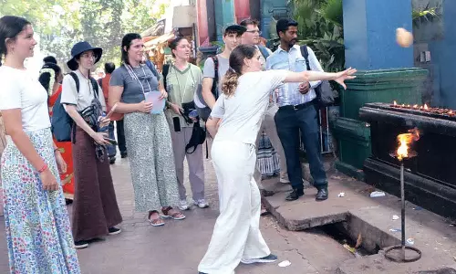 புதுச்சேரி மணக்குள விநாயகர் கோவிலில் ஸ்பெயின் நாட்டினர் தேங்காய் உடைத்து வழிபாடு