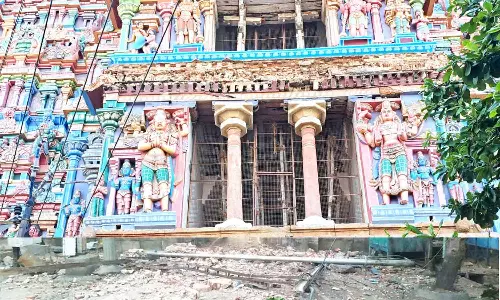 ஸ்ரீரங்கம் ரெங்கநாதர் கோவில் கோபுரத்தின் கொடுங்கை இடிந்து விழுந்ததால் பரபரப்பு- பக்தர்கள் கடும் அதிர்ச்சி