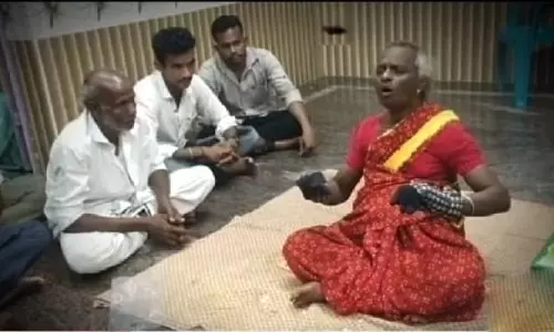 இறந்தவர்களின் குரல், உடல் அசைவுகளுடன் ஆவியை உடலில் இறக்கி பேசும் பெண் சாமியார்