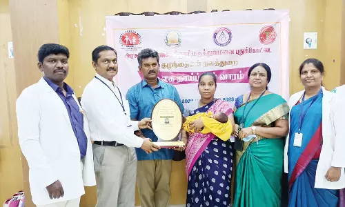 புதுக்கோட்டை மருத்துவமனையில் ஒன்றரை மாதத்தில் 20 லிட்டர் தாய்ப்பாலை தானமாக வழங்கிய பெண்- டீன் பாராட்டு
