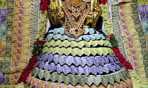 பெரியநாயகி அம்மனுக்கு  பண அலங்காரம்