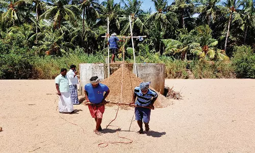கடமலைக்குண்டு பகுதியில் குடிநீர் தட்டுப்பாடு மூலவைகையாறு உறைகிணறுகளில் தூர்வாரும் பணி