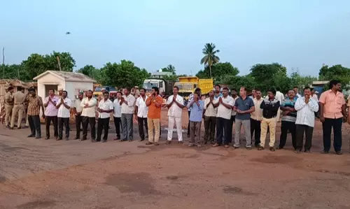 11-வது நாளாக போராட்டம் நீடிப்பு: என்.எல்.சி. 2-வது சுரங்கத்தை ஒப்பந்த தொழிலாளர்கள் முற்றுகை