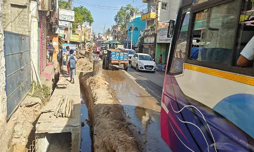 நெல்லிக்குப்பத்தில் பாதுகாப்பு இல்லாத வடிகால் வாய்க்கால் அமைக்கும் பணிஉயிர்பலி ஏற்படும் அபாயம்