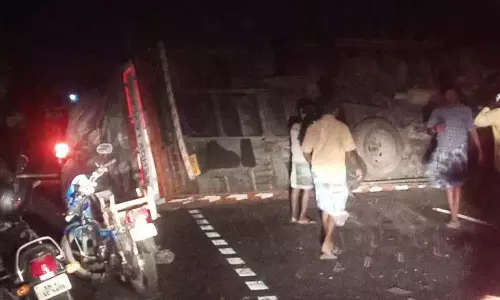 பழங்களை ஏற்றி வந்த லாரி கவிழ்ந்து விபத்து