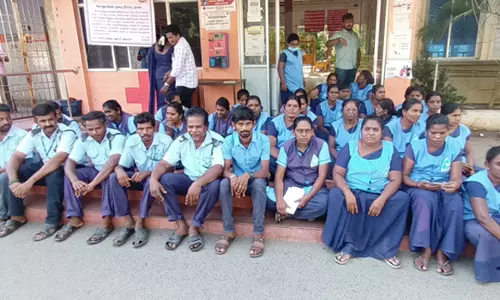 நாமக்கல் அரசு மருத்துவமனையில் தூய்மை பணியாளர்கள் தர்ணா போராட்டம்