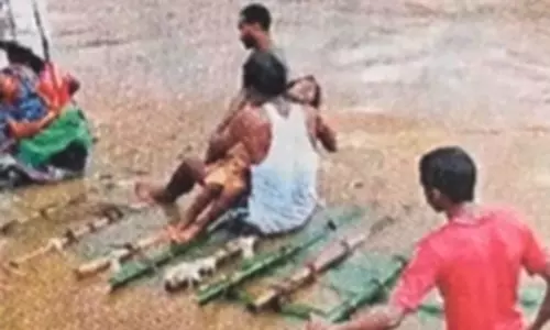 ஆற்றில் பாலம் இல்லாததால் மூங்கில் படகு செய்து மகளை ஆஸ்பத்திரிக்கு கொண்டு சென்ற பெற்றோர்