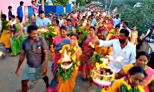 ஆடி பெருக்கு: பூக்குழி இறங்கிய பக்தர்கள்