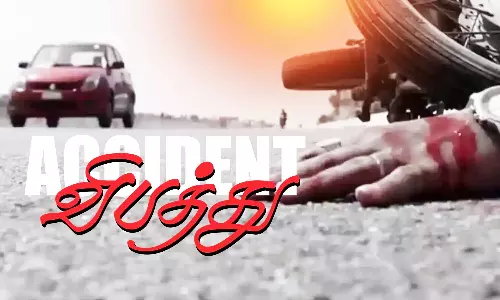 சாலை தடுப்பில் பைக் மோதி வாலிபர் சாவு