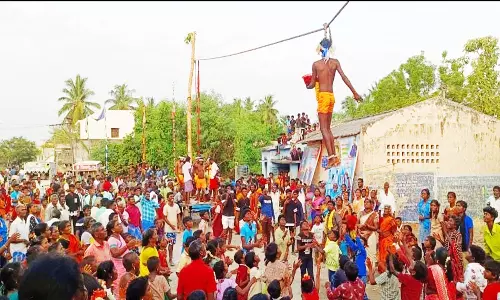 கோவில் திருவிழாவில் தலைமுடியின் மூலம் அந்தரத்தில் பறந்த பக்தர்கள்