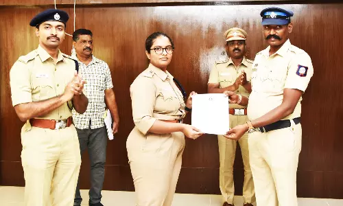 போலீசாருக்கு பாராட்டு சான்றிதழ்