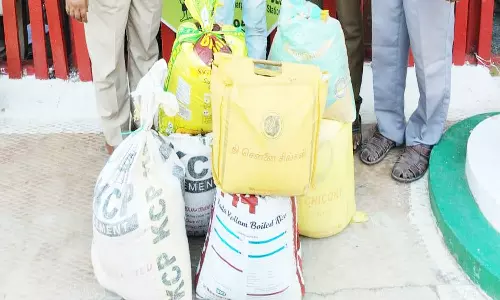 ரெயிலில் கர்நாடகாவுக்கு ரேசன் அரிசி கடத்திய வாலிபர் கைது