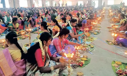 மாணவிகள் பங்கேற்ற திருவிளக்கு பூஜை