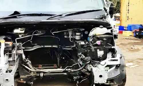 கார் உதிரி பாகங்களை திருடி விற்றவர் சிக்கினார்