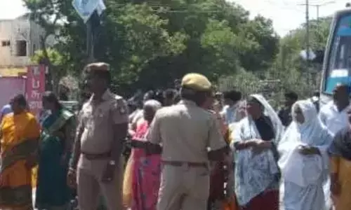 ஆக்கிரமிப்பை அகற்றகோரி பொதுமக்கள் சாலை மறியல்