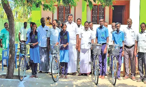 சங்கரன்கோவில் அருகே பள்ளி மாணவர்களுக்கு இலவச சைக்கிள்கள்-ராஜா எம்.எல்.ஏ. வழங்கினார்